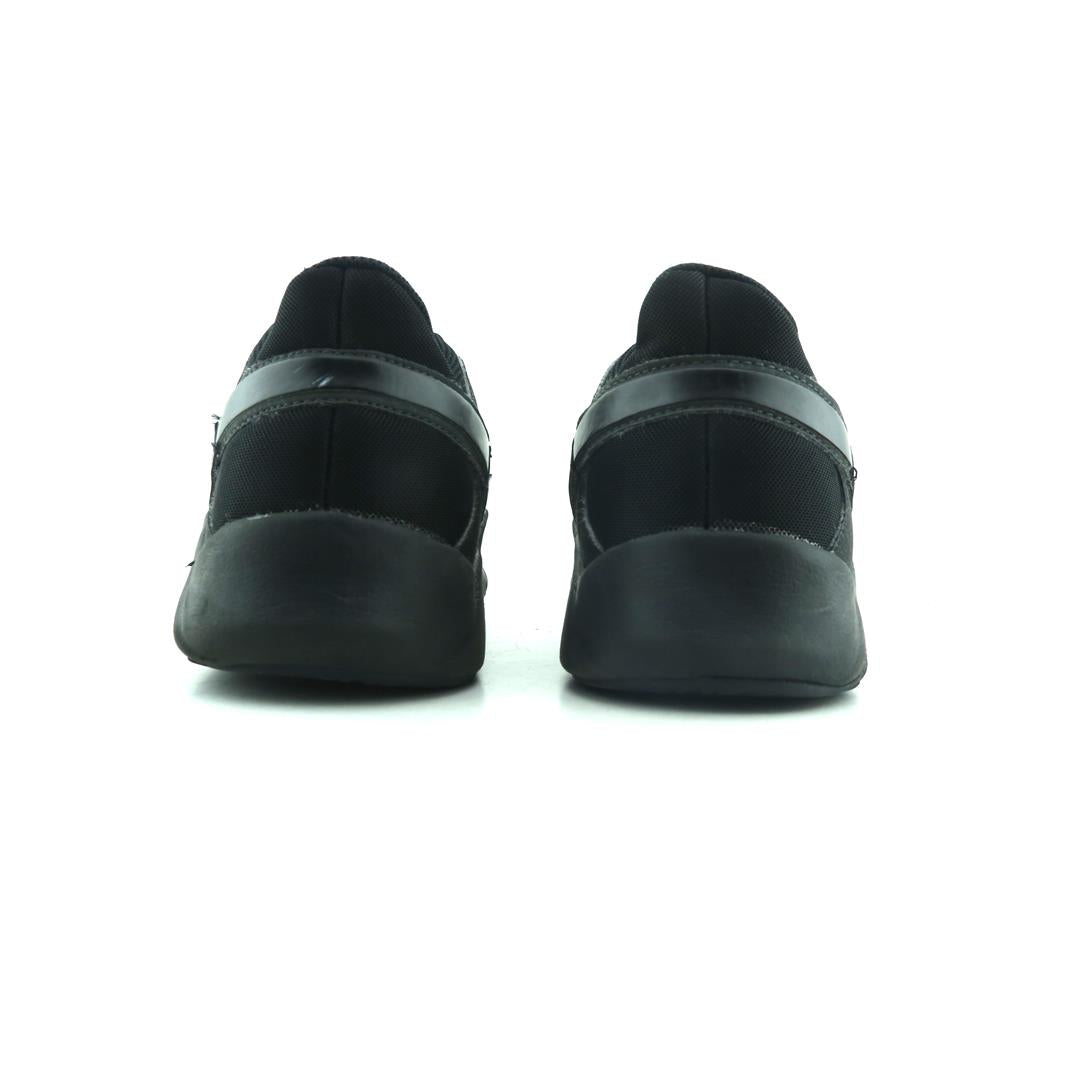 NIKE LEGEND ESSENTIAL 2