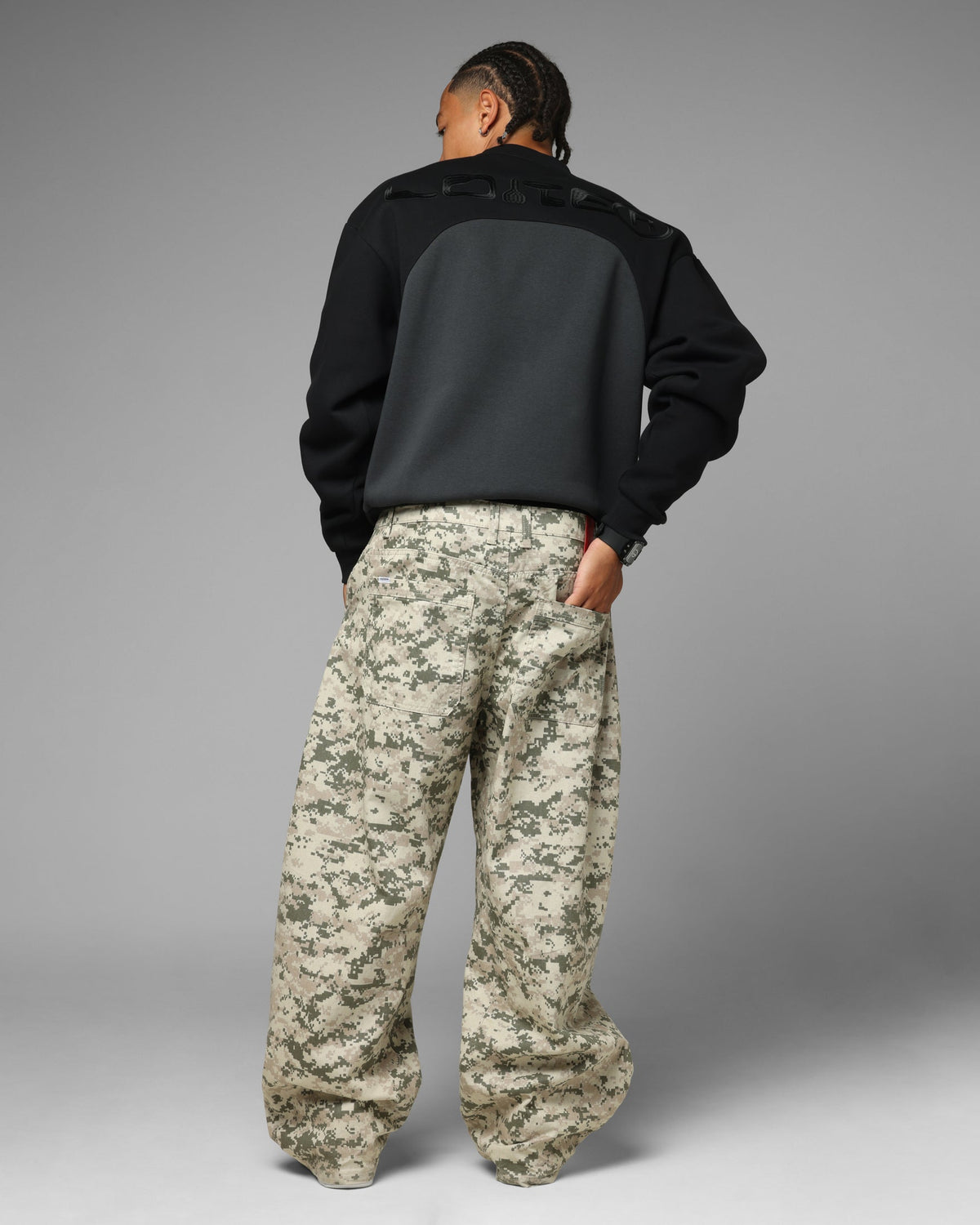 Loiter 4K Panel Crewneck Black